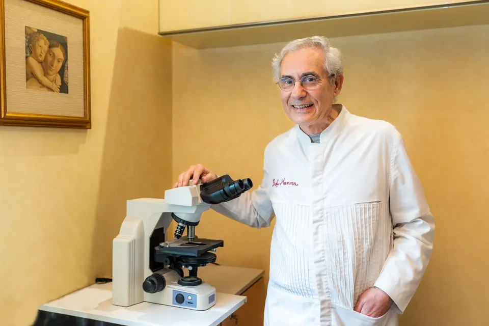 Prof. Dr. Claudio Manna at the microscope in the Biofertility Centre